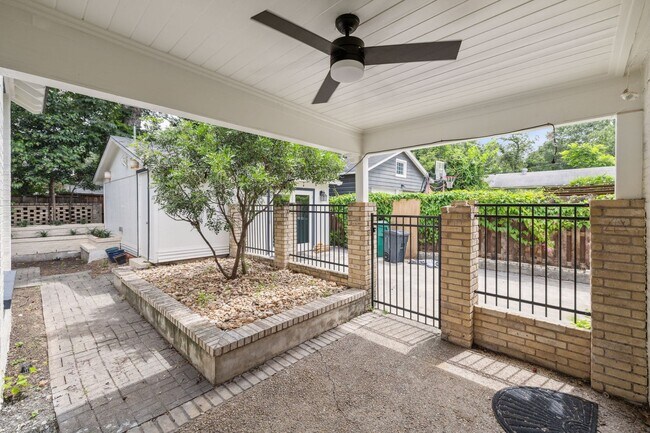 Building Photo - CHARMING 3-BEDROOM IN THE HEART OF ALAMO HEIGHTS
