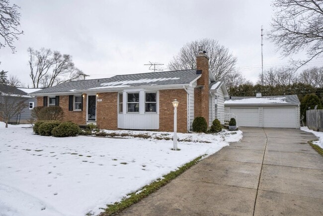 Building Photo - 3 bed/2 bath ranch on the NE side!