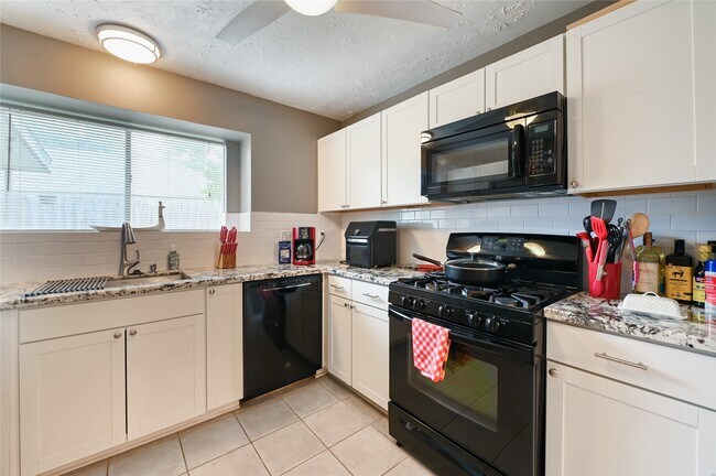 Building Photo - 2630 Hollymist Dr