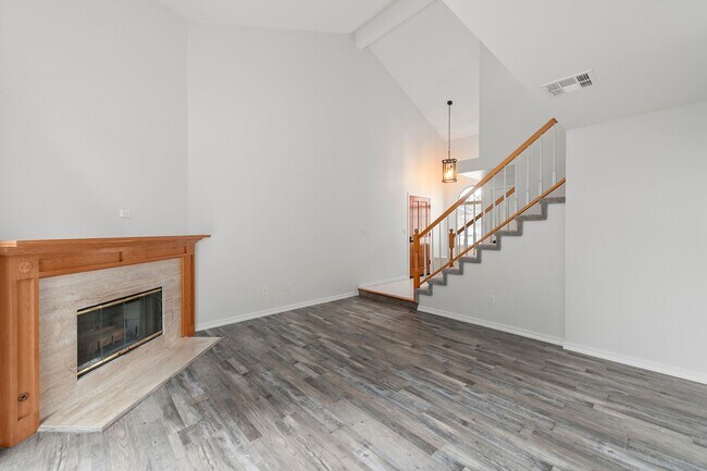 Building Photo - Newly Remodeled Townhome in Desirable Community!