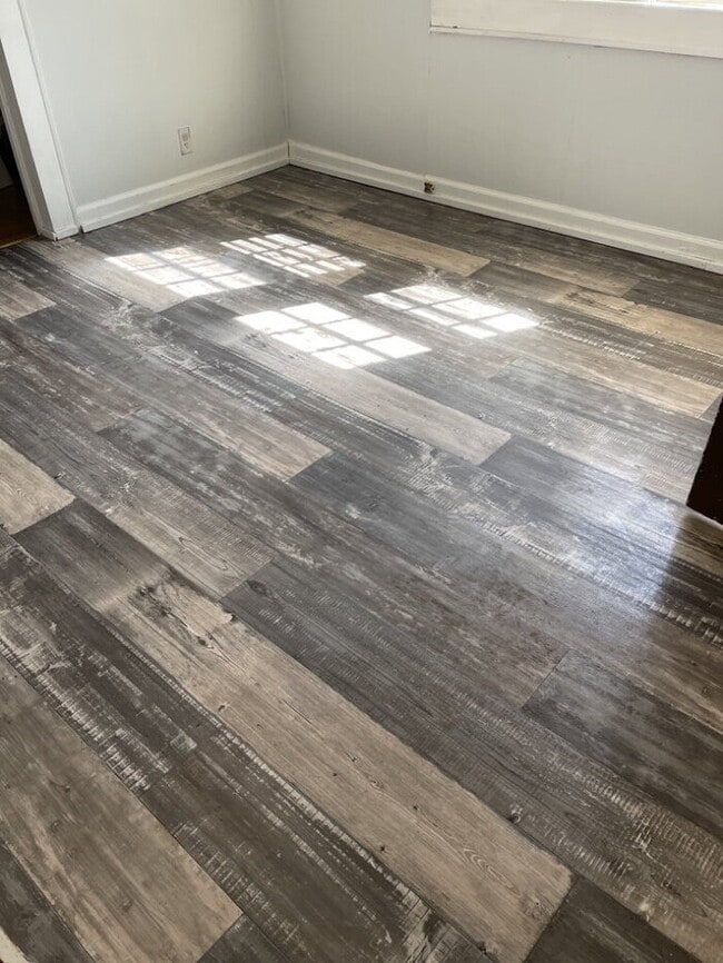 Building Photo - 2 Bedroom 1 Bathroom