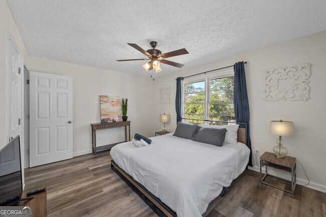 Building Photo - 1954 Woodbine Terrace NE