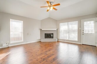 Building Photo - 927 Simon Dr