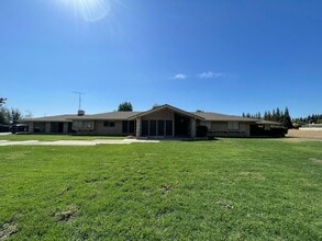 Building Photo - Custom home located next to Oakdale Country Club!