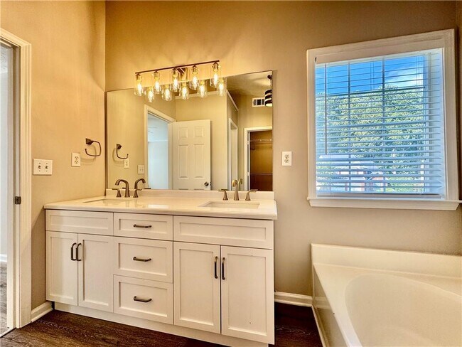 Building Photo - 3205 Northcliff Dr