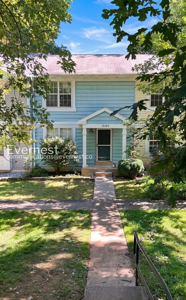 Building Photo - 3 Bed, 1.5 Bath Town Home with Modern Amenities / Pet-Friendly / Available Soon!