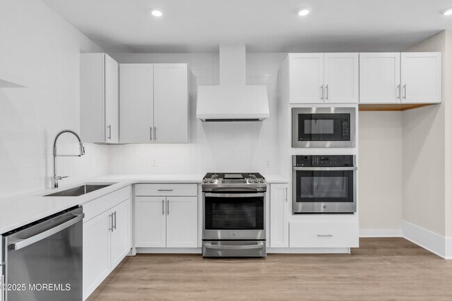Building Photo - 218 3rd Ave