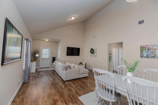 Building Photo - 652 Donegal Ln