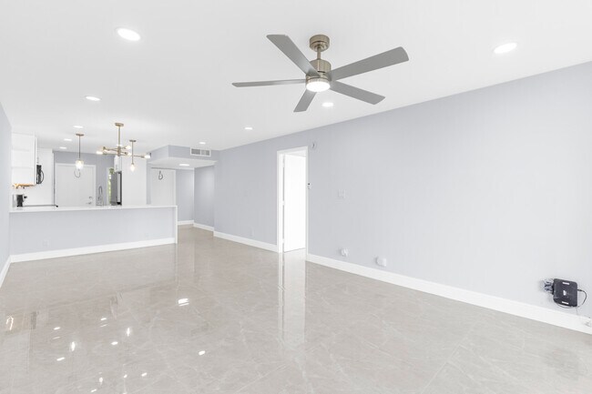 Building Photo - 2901 S Palm Aire Dr