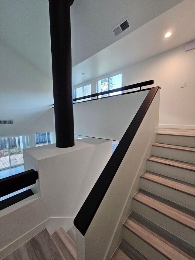 Building Photo - Gorgeous PRIVATE GATED COMMUNITY 3 Bed/2.5 Bath Townhome in Terrace Hills - San Jose