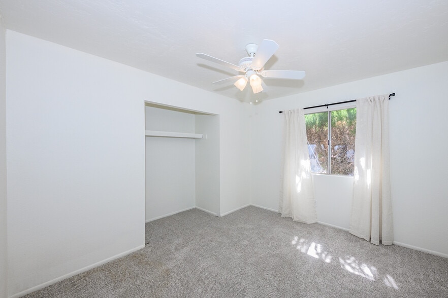 Bed 3 - 785 E Country Club Dr