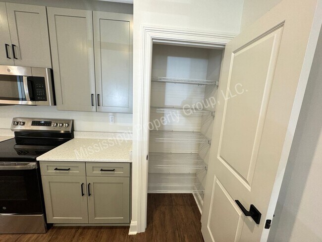 Building Photo - 721 Southview Dr