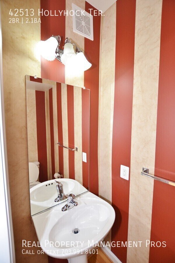 Building Photo - 42513 Hollyhock Terrace