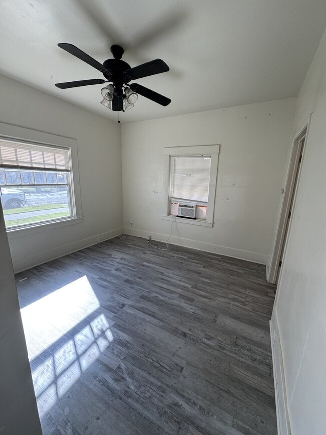 Building Photo - MOVE IN SPECIAL!!  Welcome to this charming 1-bedroom, 1-bathroom home located in a convenient Me...