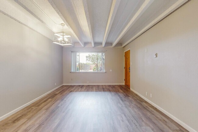 Building Photo - 1100 Alvarado Dr SE