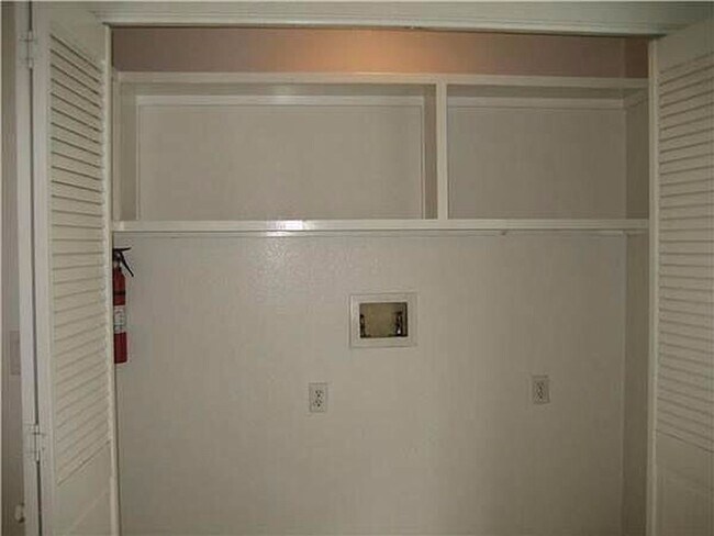 Building Photo - Spacious Beach House