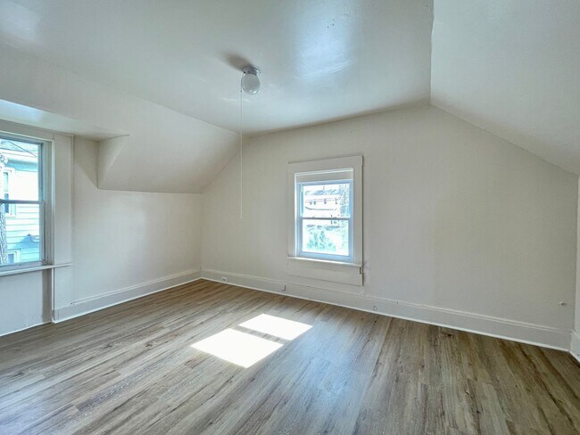 Building Photo - 718-720 E Grape St.