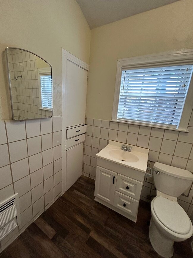 Building Photo - 3 bed/1 bath Duplex