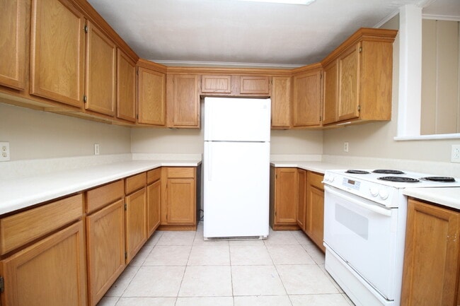 Building Photo - Northeast Pensacola Home- Entertainers Dre...