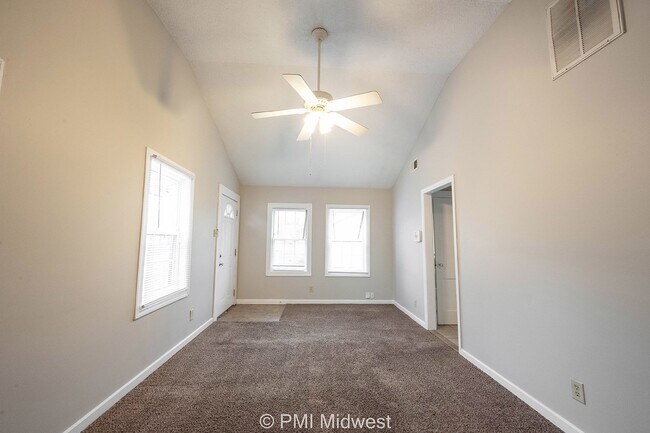 Building Photo - Cozy 1-Bedroom Gem in Indianapolis with Spacious Living – 750 Sq Ft!