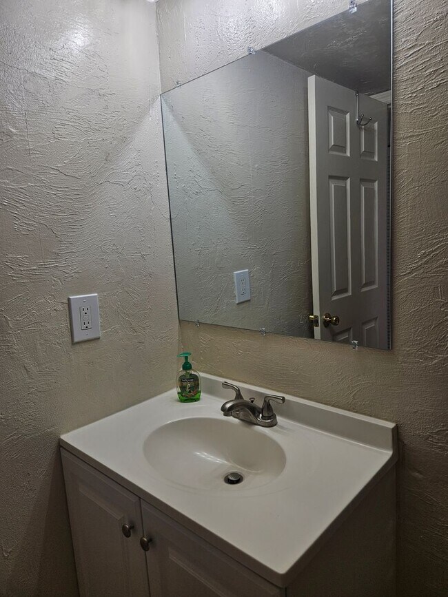 Building Photo - 1 BEDROOM 1 BATH NEWLY RENOVATED CONDO