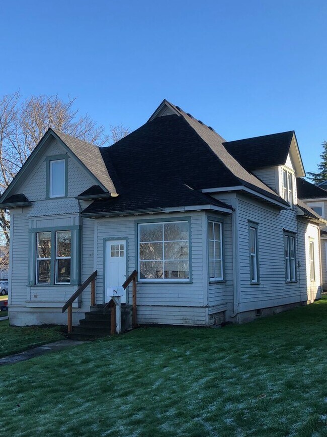 Primary Photo - Great 6 bdrm/2 bath close to WWU and downtown