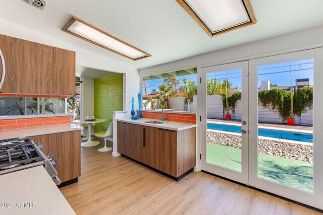 Building Photo - 421 N Evergreen St