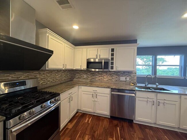 Building Photo - 10905 Dodge Cattle Dr