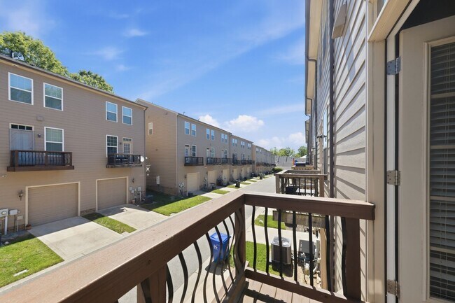 Building Photo - Stylish 3bd 3.5bath townhome for rent in the highly desirable Vermillion