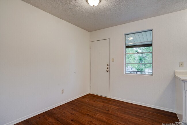 Building Photo - 724 Old Martindale Rd