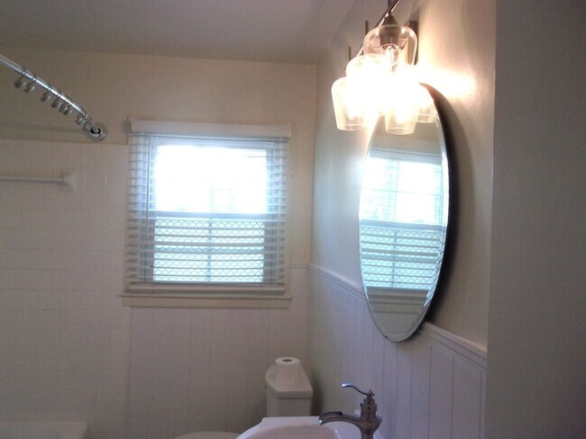 Building Photo - 304 Oak Dr