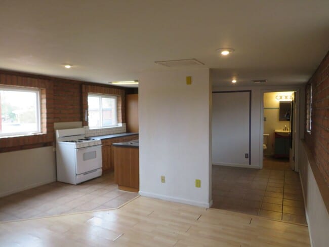 Building Photo - Charming Bungalow Guest House with utilities in Central Tucson