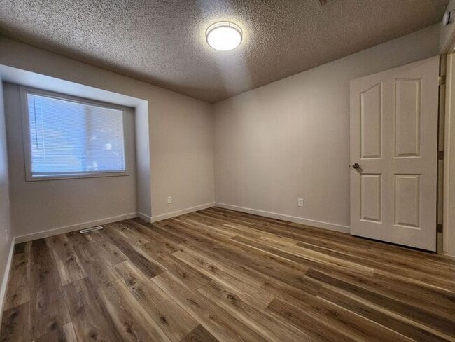 Building Photo - Renovated Cozy 2-Bedroom Duplex | Move In ...