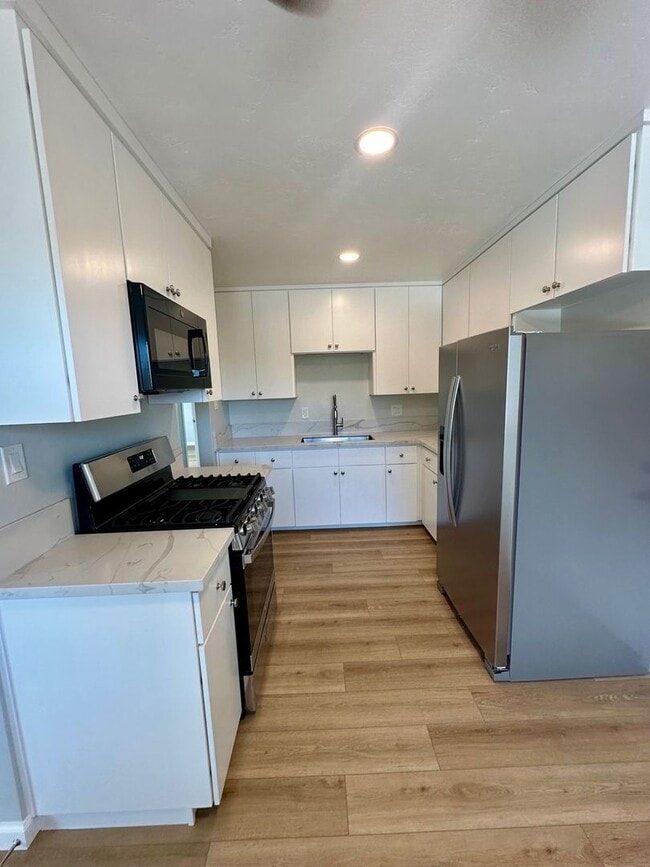 Building Photo - COMING SOON--2 bed/1 bath in IB