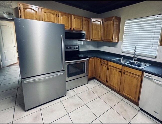 Building Photo - 818 Orange St