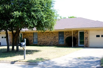 Building Photo - 125 Willow Ln