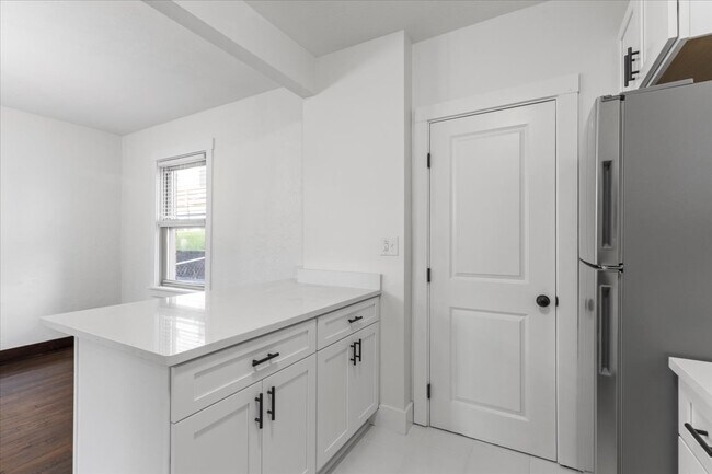 Building Photo - 2816 Clermont Ave