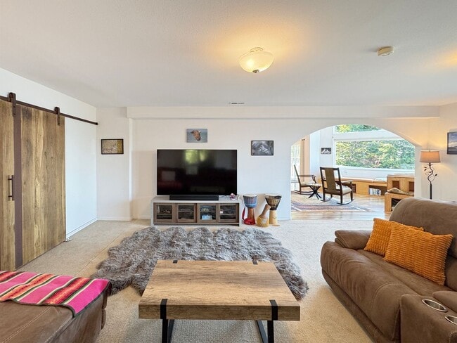 Building Photo - Stunning Home for Lease in Diamond Point