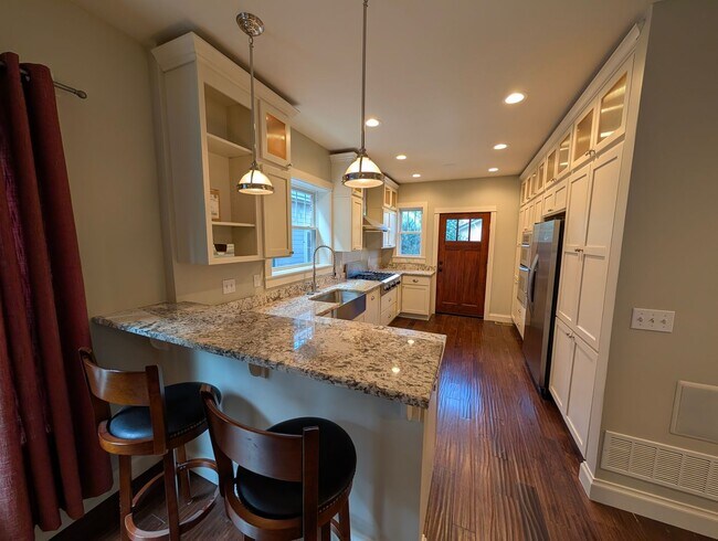 Building Photo - Beautiful 3 Bedroom House right across from City Park