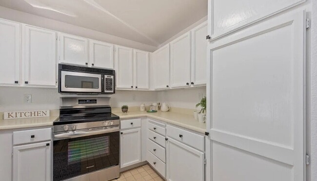 Building Photo - Move in Ready Condo - the perfect place fo...