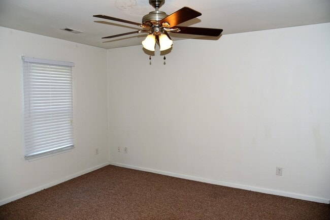 Building Photo - Cozy 4 bedroom home on Hickory Nut!