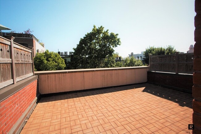 Building Photo - 456 Bergen St