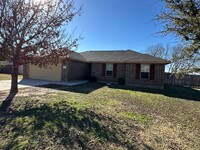 Building Photo - Spacious 4 bedroom 2 bath home in Gainesvi...