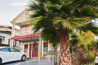 Building Photo - Fully Furnished/Equipped - Classic Hollywood