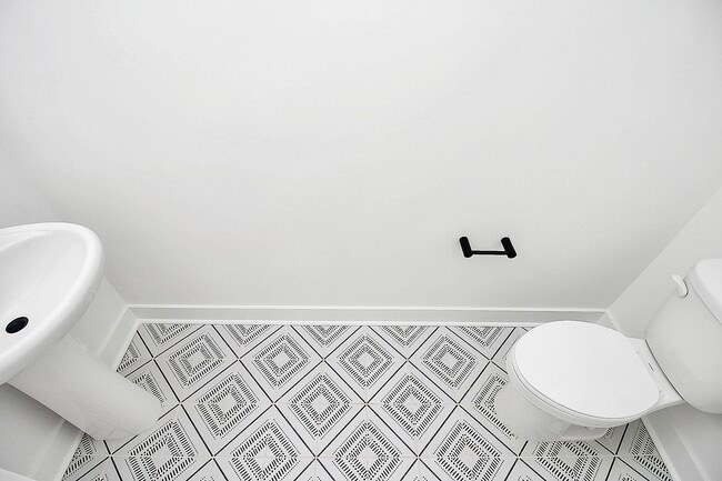 Powder room - 2613 Dr Carver Rd