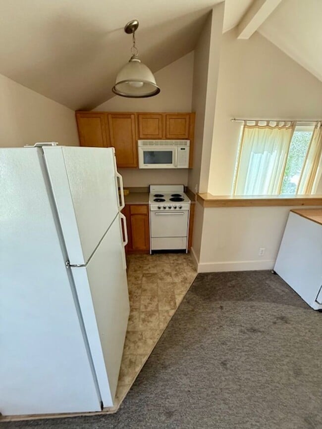 Building Photo - MOVE IN TODAY 1 Bedroom, 1 bathroom Spacio...