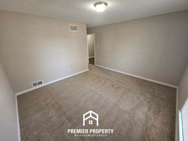 Building Photo - Newly Renovated 5BR Home with 2,334 Sq Ft, Fireplace & Fenced Yard in Memphis