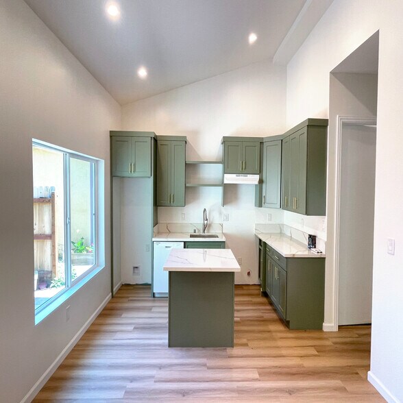 Building Photo - 8045 Norwich Ave