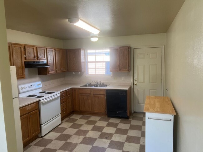 Building Photo - 2 Bed 1 Bath Duplex