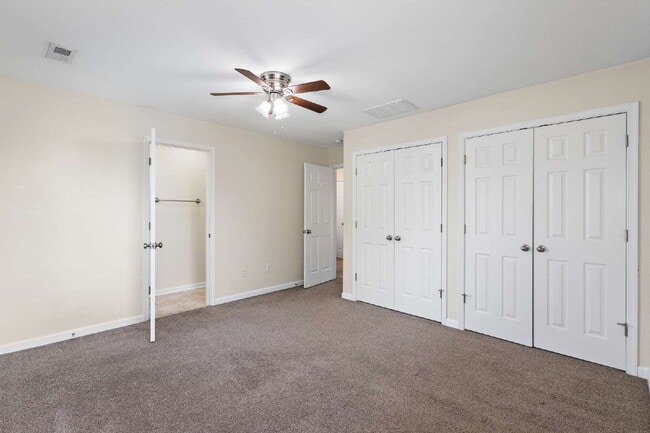 Building Photo - Tri Level townhome